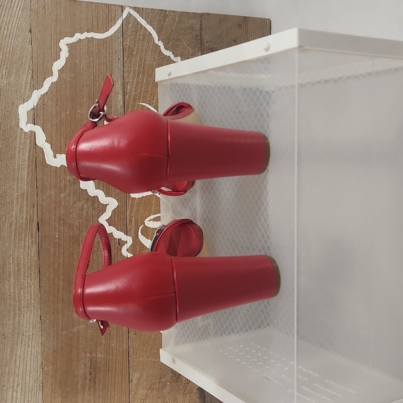 New with tag Marc Fisher Bright Red Hells size 9 with silver hardware - Picture 4 of 8